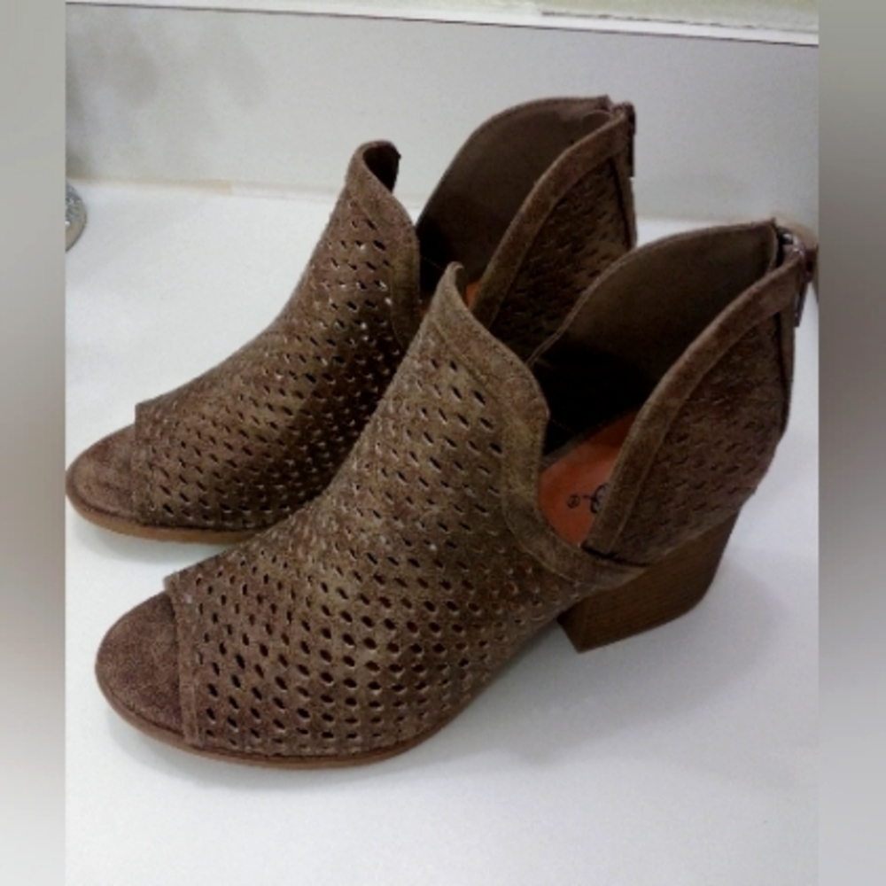 New Qupid ankle open toed booties. Brown/tan. Size 6. Man made leather.